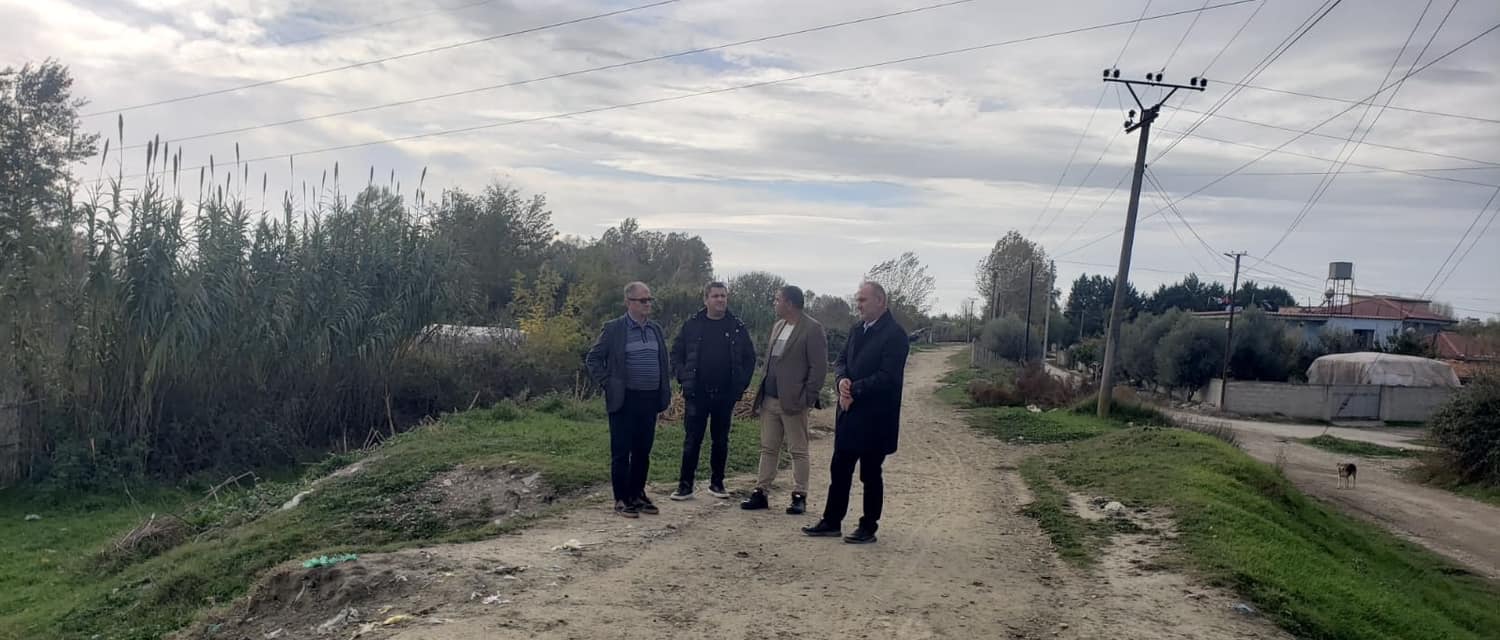 Prefekti i Qarkut Fier, z. Arben Çuko, inspekton digën e argjinaturës së lumit Seman.