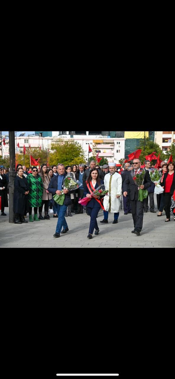 Prefekti i Qarkut Fier, z. Arben Çuko, merr pjesë në ceremoninë zyrtare të mbajtur në Lushnjë me rastin e Ditës së Pavarësisë.