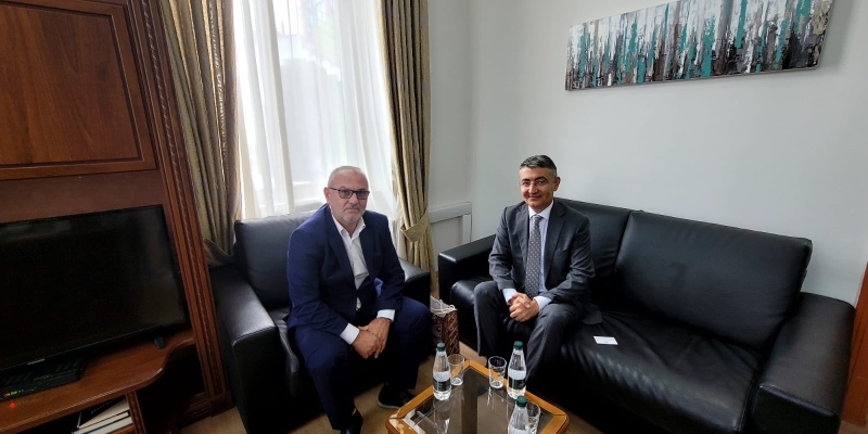 Takim i Prefekti i Qarkut Fier z. Arben Çuko,  me Z. Anar Huseynov, Ambasador i Republikës së Azerbajxhanit.