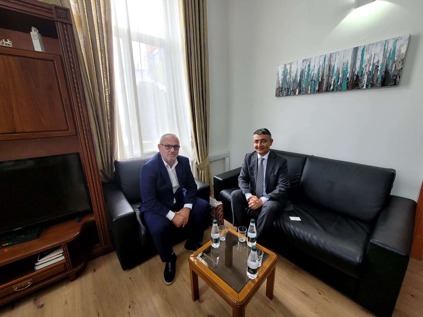 Takim i Prefekti i Qarkut Fier z. Arben Çuko,  me Z. Anar Huseynov, Ambasador i Republikës së Azerbajxhanit.